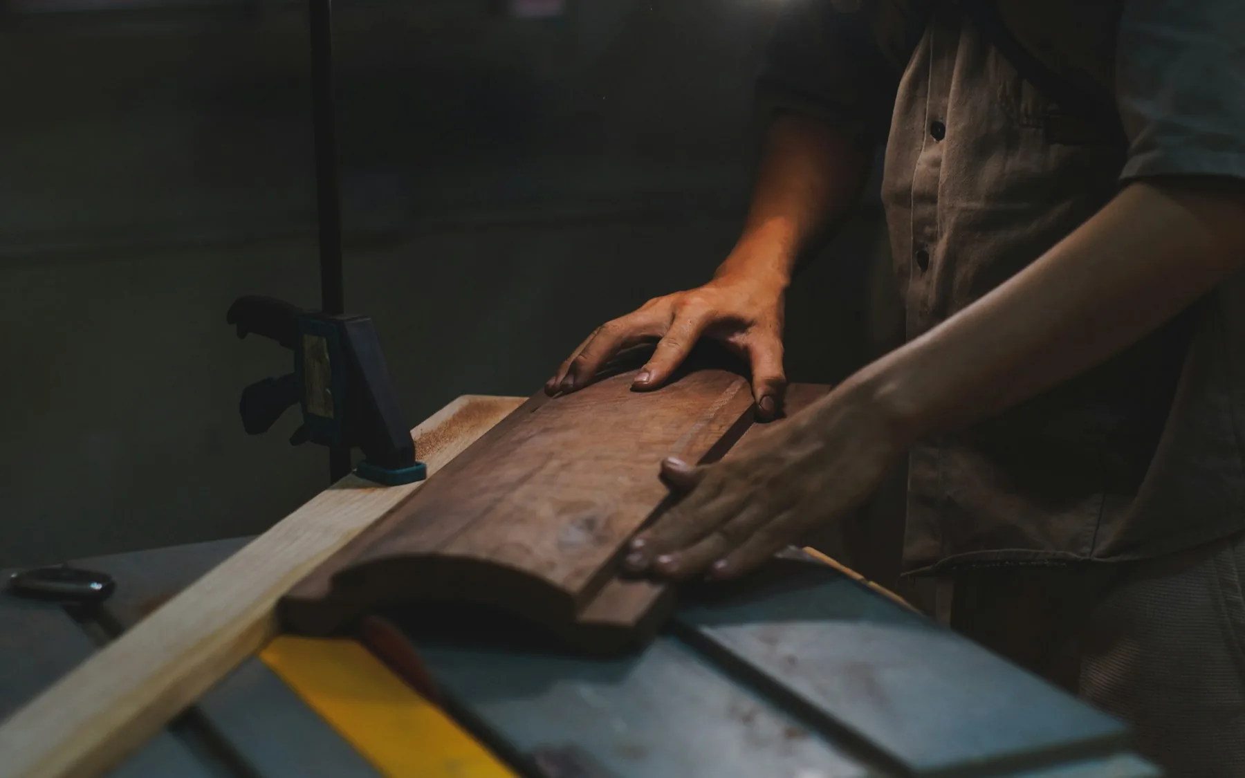 Mână pe lemn, la circulara cu masă din atelier