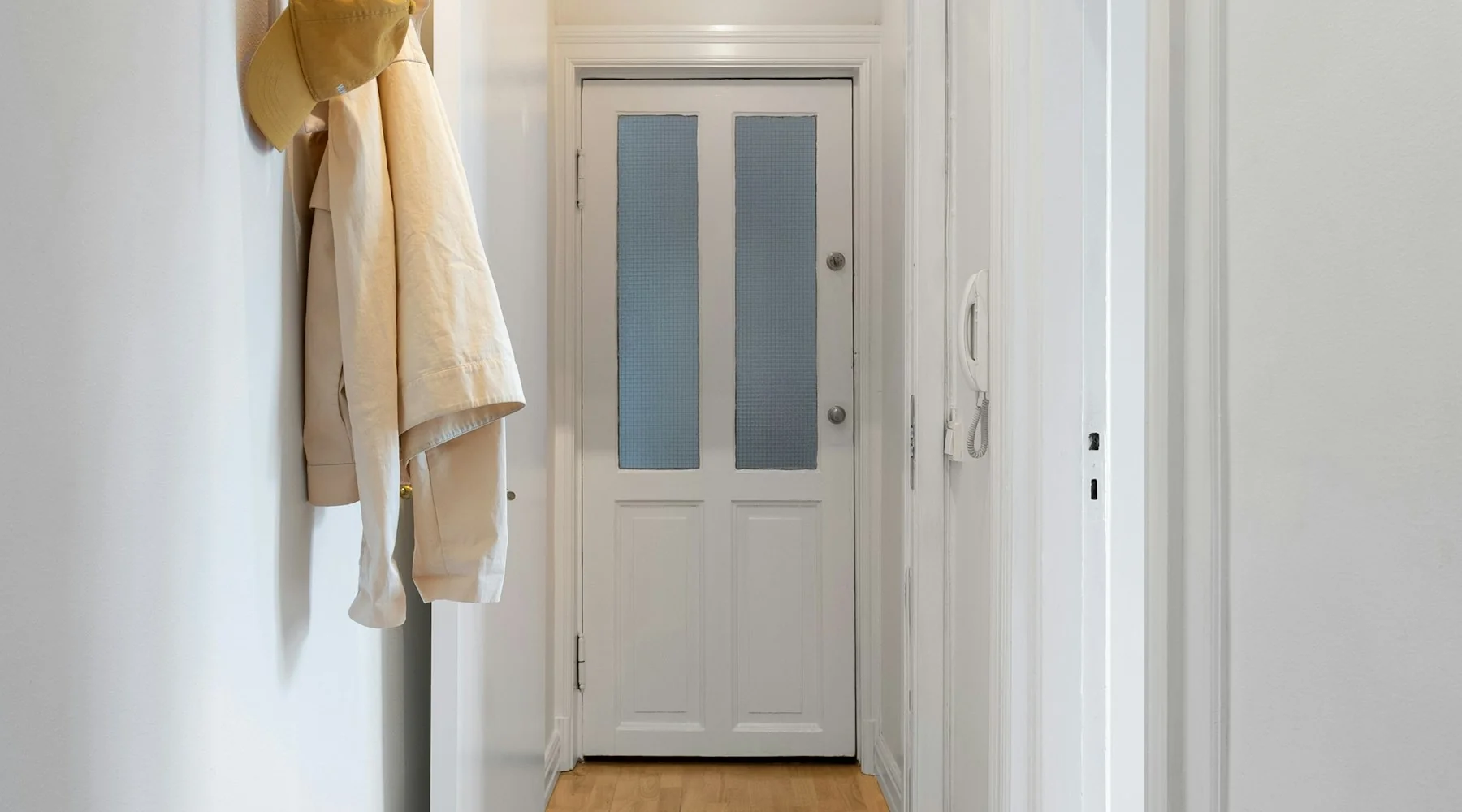 Hol de apartament cu geacă pe cuier de perete, antreu îngust