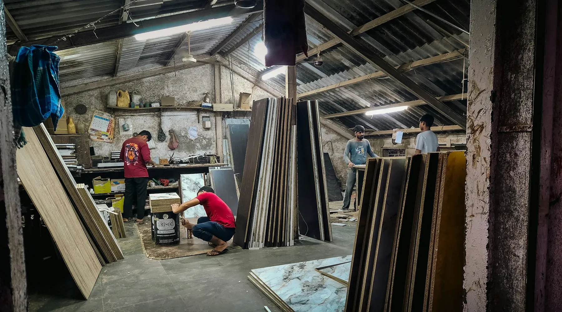 Foi de pal și OSB stivuite în atelier, înainte de tăietura dreaptă sau de unghi