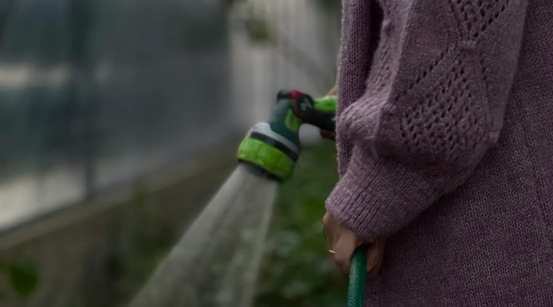 Udare pe alee, furtun de grădină tras de la robinet până la pat